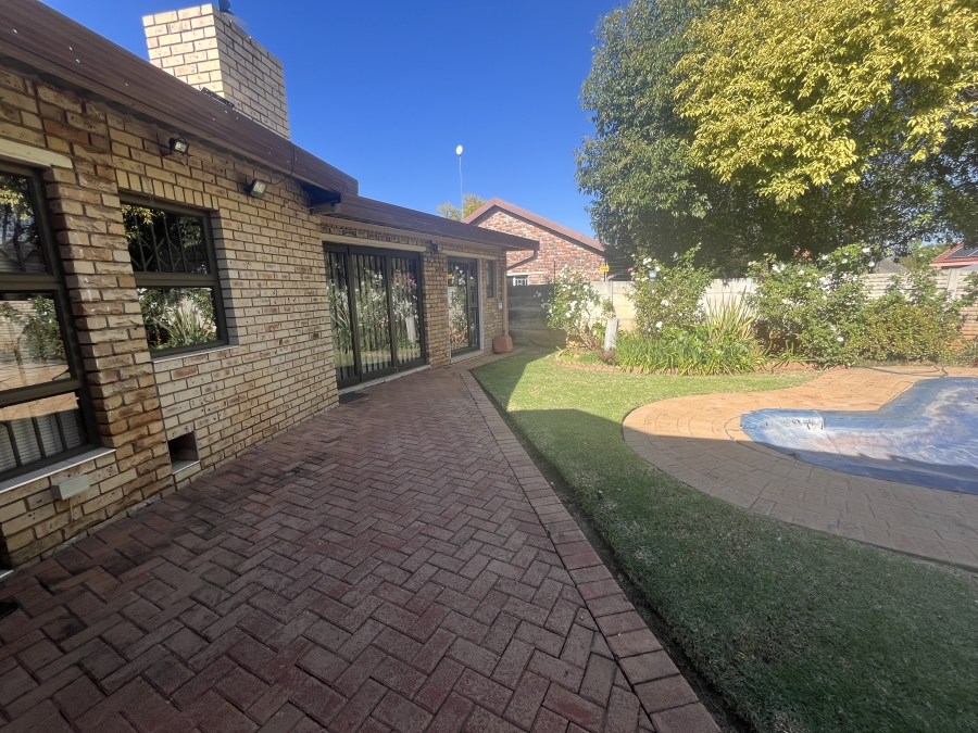 4 Bedroom Property for Sale in Kannoniers Park North West